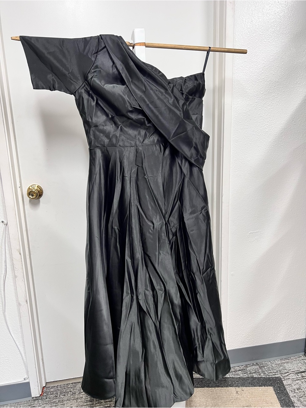 Black One-Shoulder Formal Gown Dress